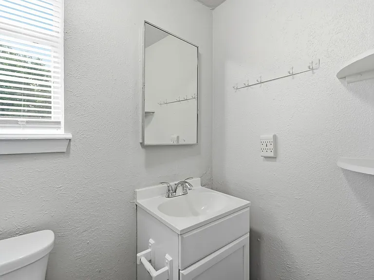 S Maple St Apartments — Photo 15