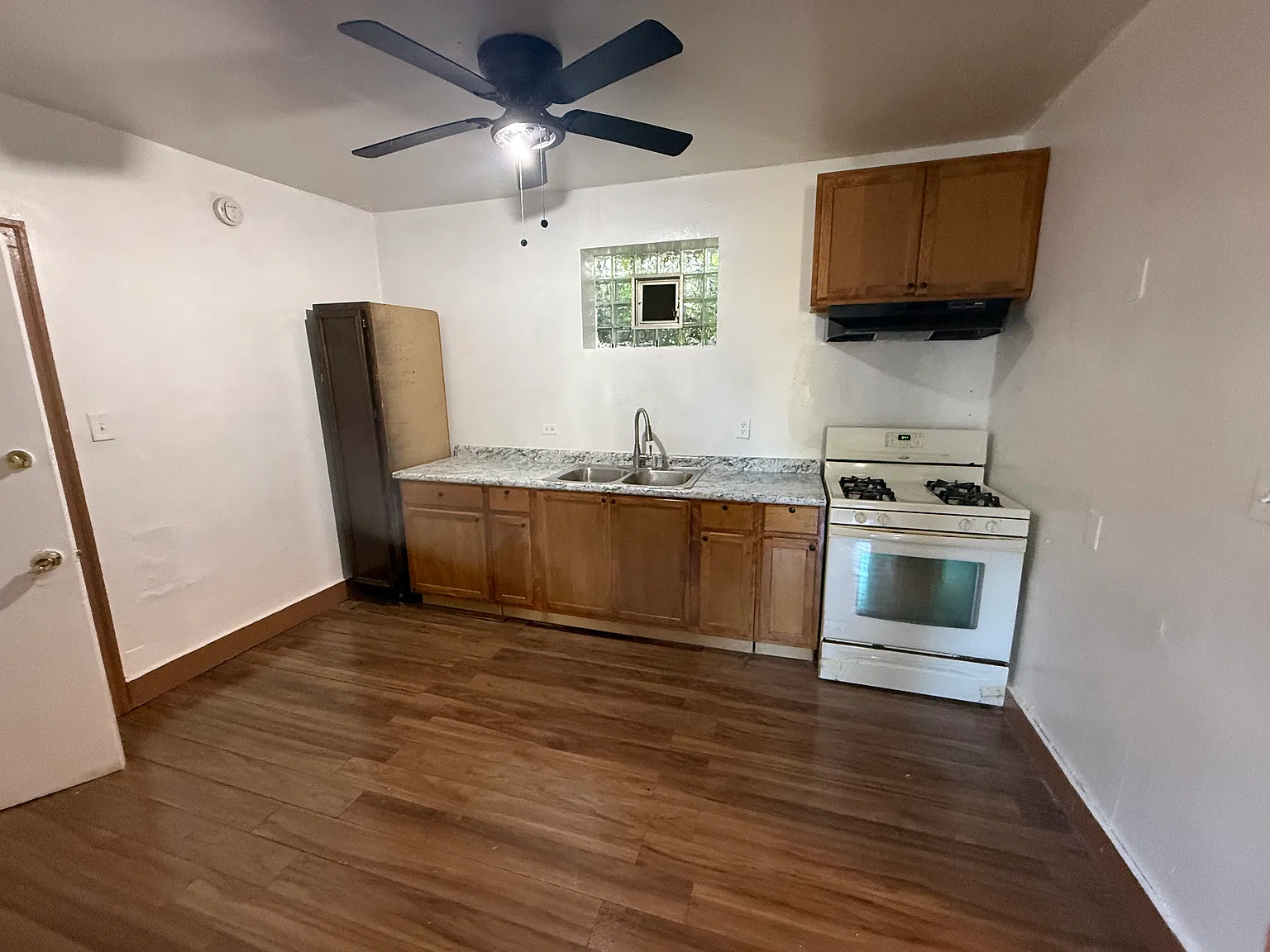 2 bed, 900 sqft, $1,500 — Photo 3