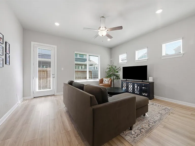 2406 Driftwood Trl — Photo 12
