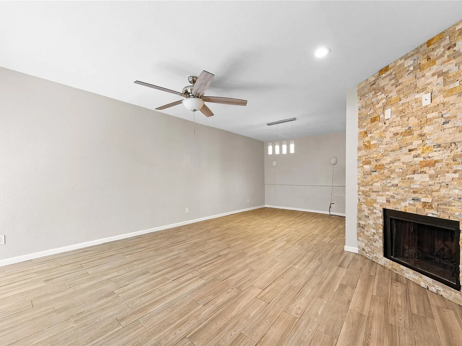 2 bed, 1.5 bath, 1000 sqft, $1,600 — Photo 3