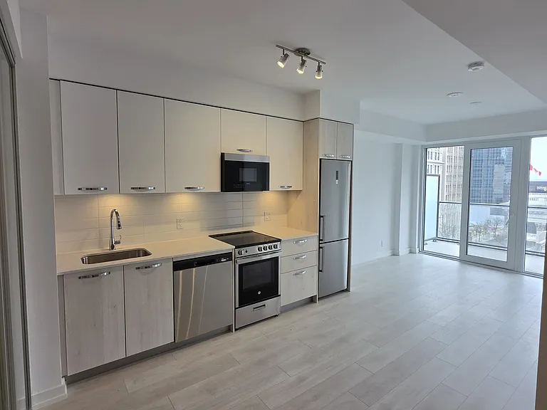 75 James St S #704 — Photo 9