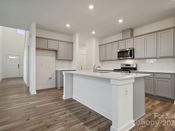 5th image of 748 Olde England Dr