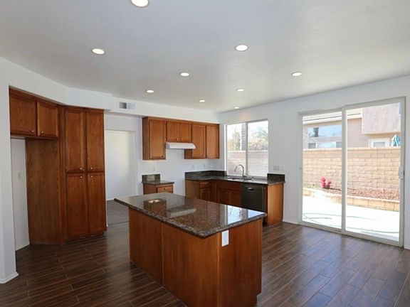5th image of 14657 Plum St