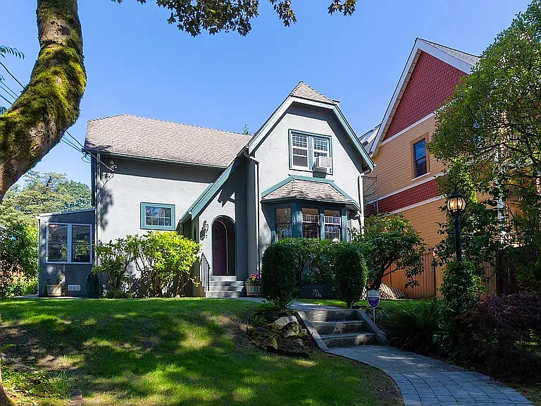 407 Saint George St — Photo 2