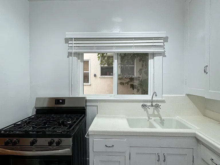 1949 N Vermont Ave #4 — Photo 7