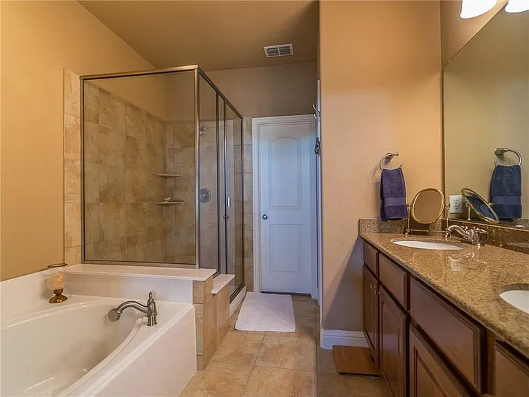 5733 Lois Ln — Photo 9
