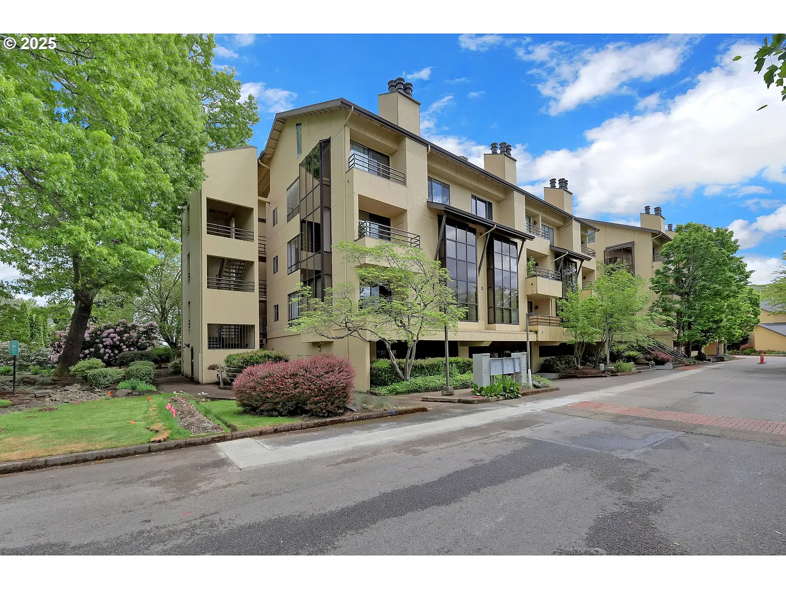 648 Wimbledon Ct photo 1