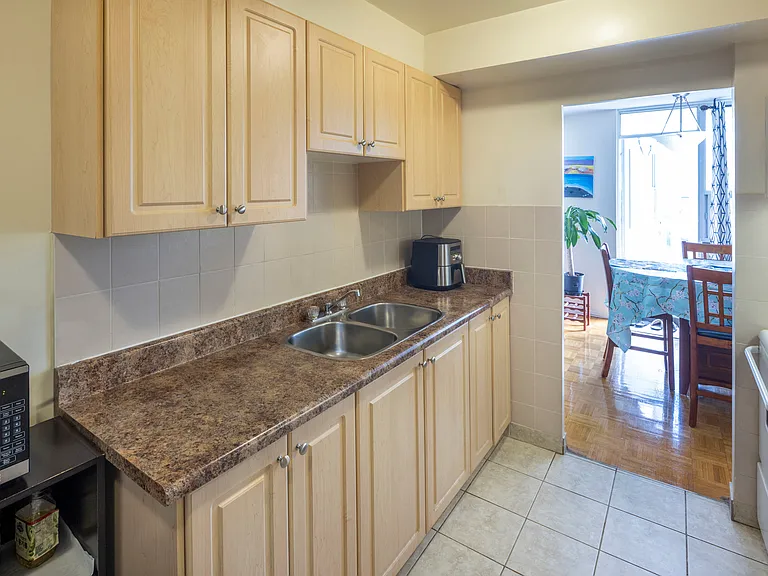 5754 Yonge St — Photo 12