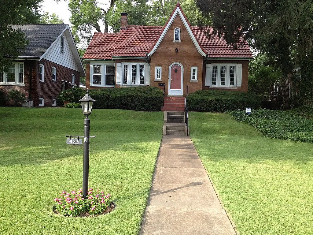 423 S Douglas Ave photo 1