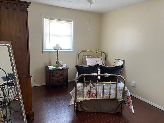 5th image of 906 N College St