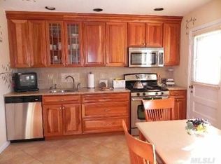 39 Daniel Rd S, Massapequa, NY 11758