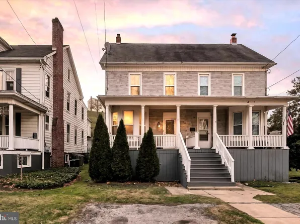 17 Manchester St, Glen Rock, PA 17327