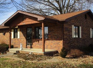 116 W 5th St, Flora, IL 62839