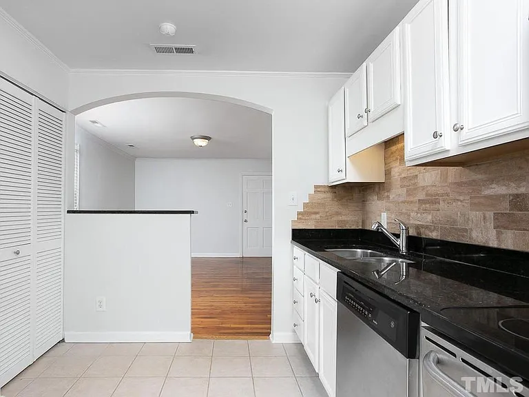 2212 Brewer St — Photo 7