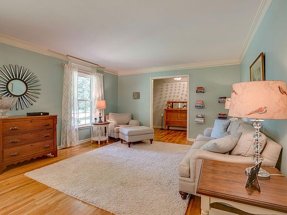 5th image of 515 Woodmore Dr