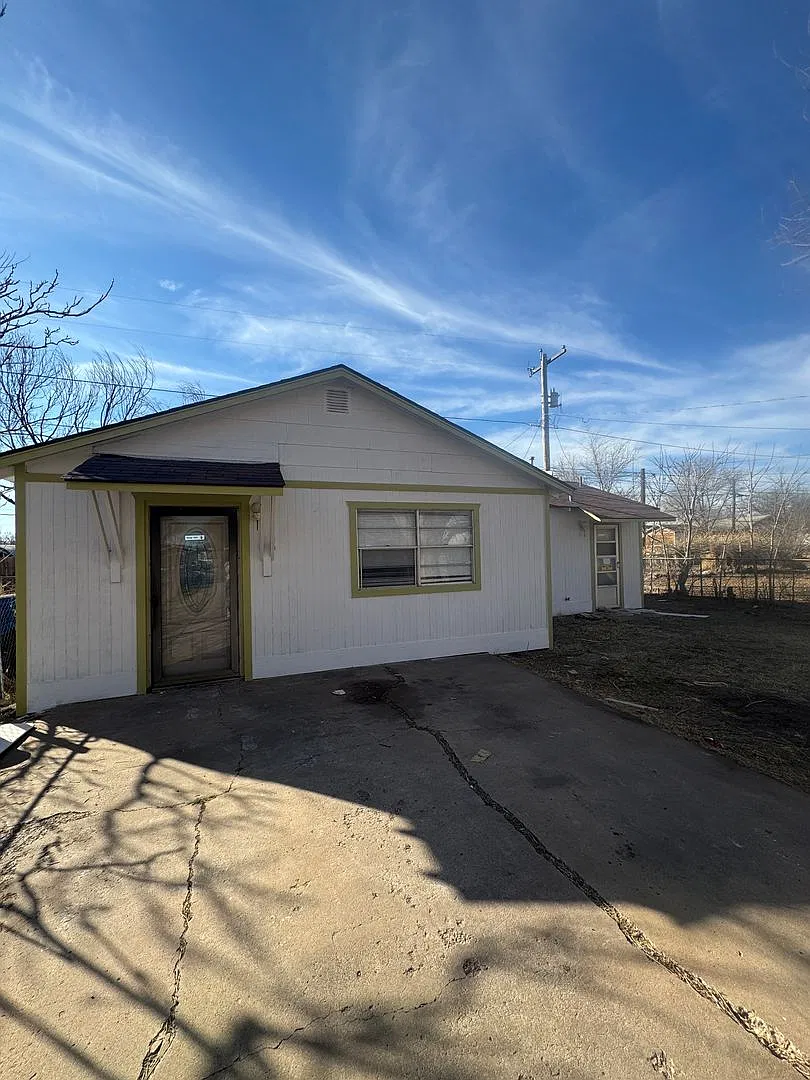 Located near 6th street 1/1 with washer dryer hookups — Photo 1