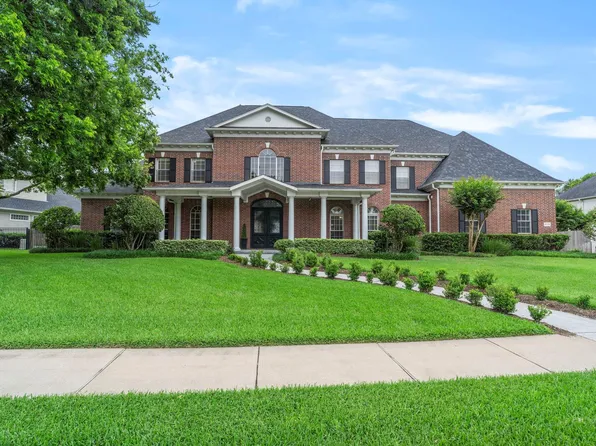 8214 Forest Gate Dr, Sugar Land, TX 77479