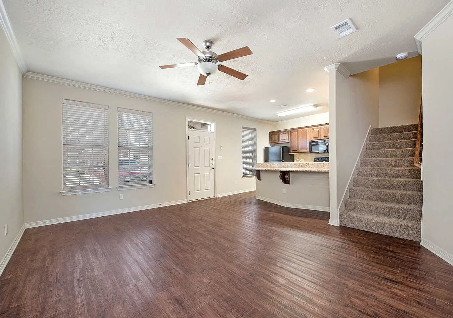 August 2027 Pre - Lease! Spacious 3 Bed, 3.5 Bath Condo!! — Photo 3