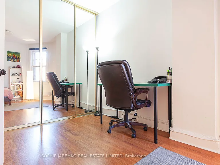 2102A Dundas St W — Photo 8