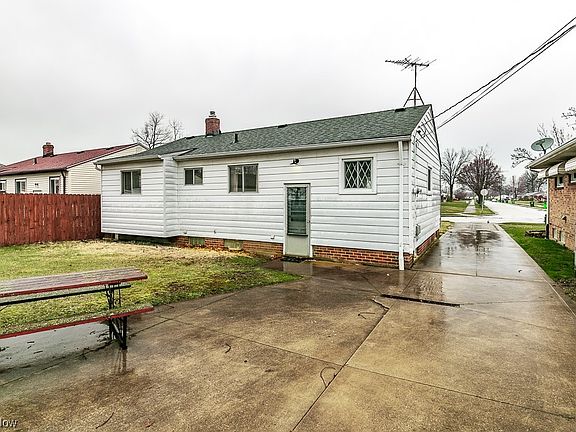 4th image of 31124 Ronald Dr