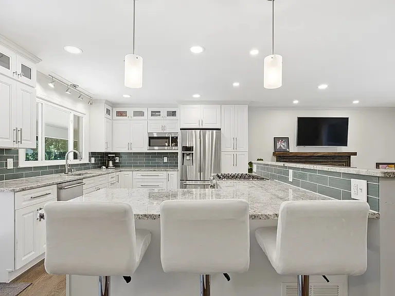 603 N Estes Dr — Photo 5