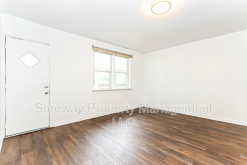 3 bed, 1.0 bath, 1026 sqft, $1,950 — Photo 3