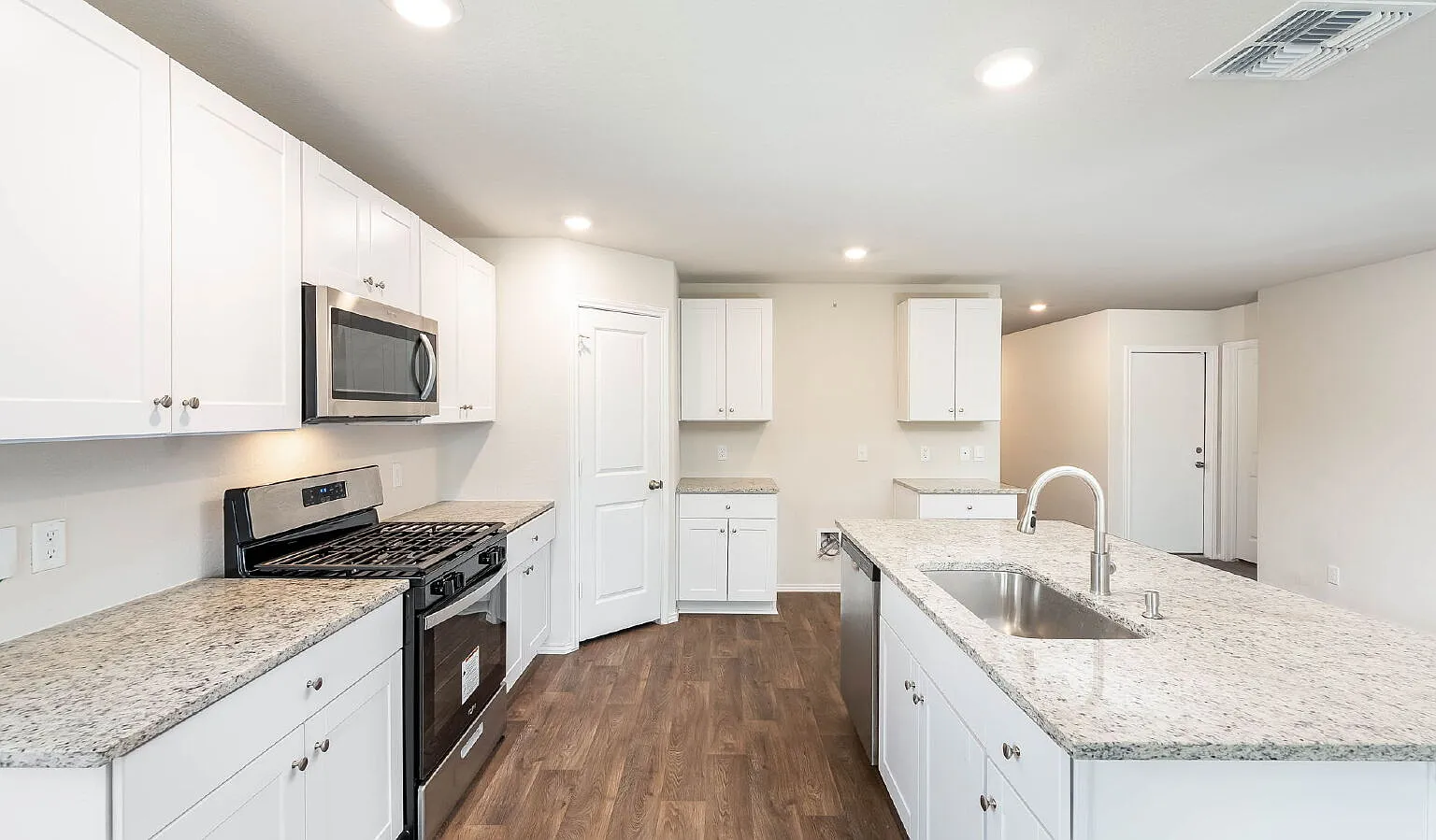3 bed, 2.0 bath, 1411 sqft, $1,550 — Photo 2