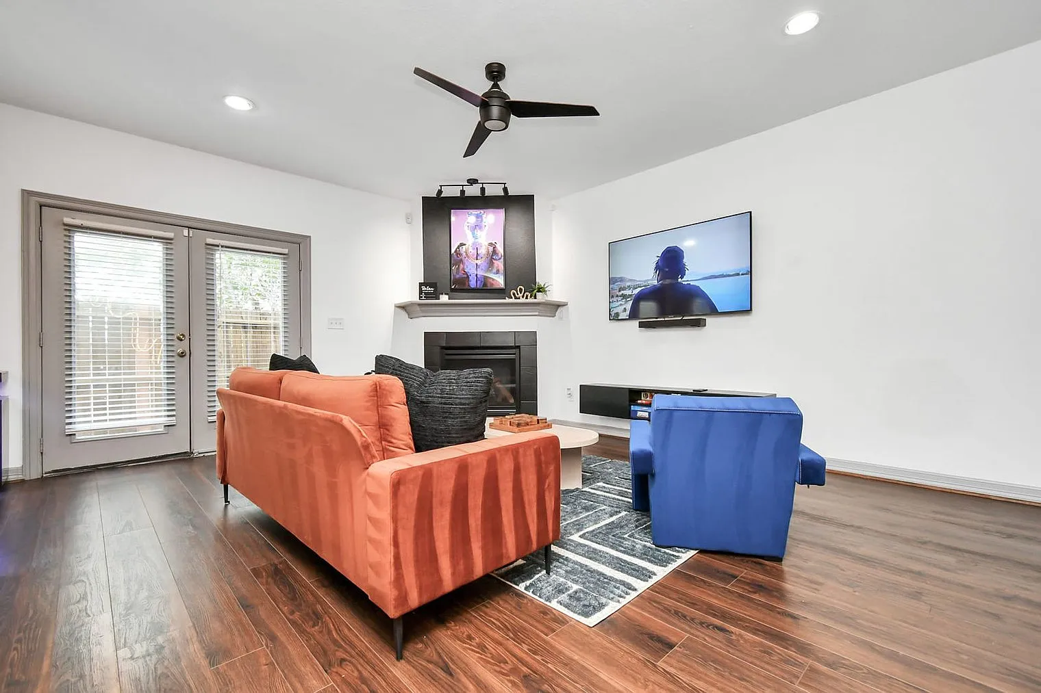3 bed, 2.0 bath, 1991 sqft, $2,724 — Photo 2