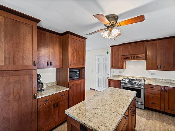 4th image of 645 Flagstaff Ln
