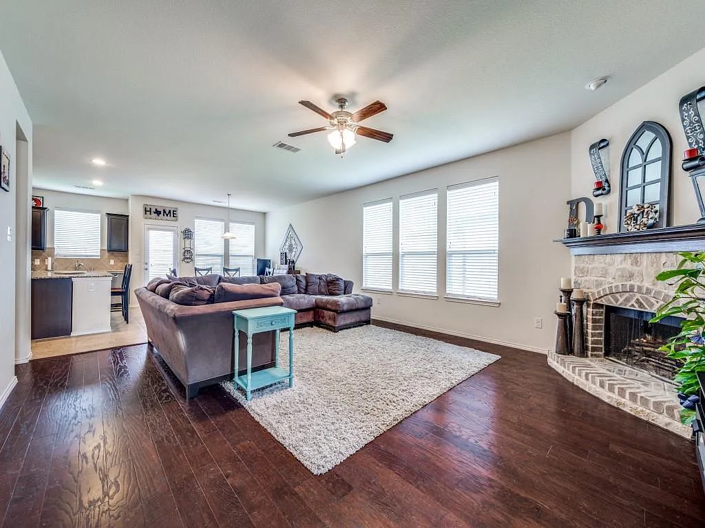 4 bed, 2600 sqft, $3,400 — Photo 3