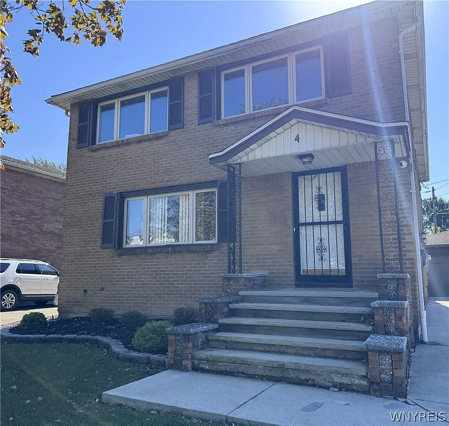 3 bed, 2.0 bath, 2430 sqft, $1,900 — Photo 1