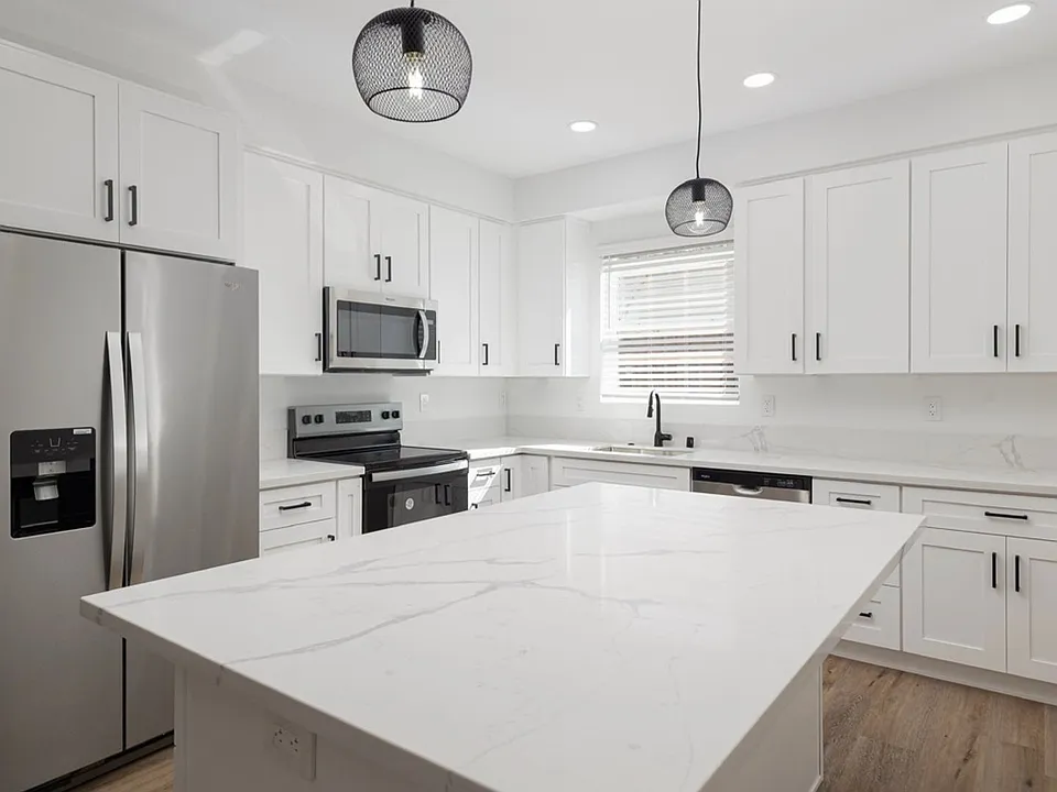 133-137 W Olive Dr