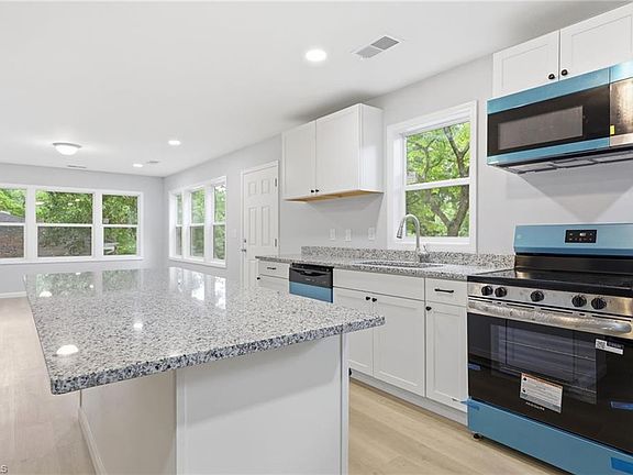 4th image of 728 W Banner Ave