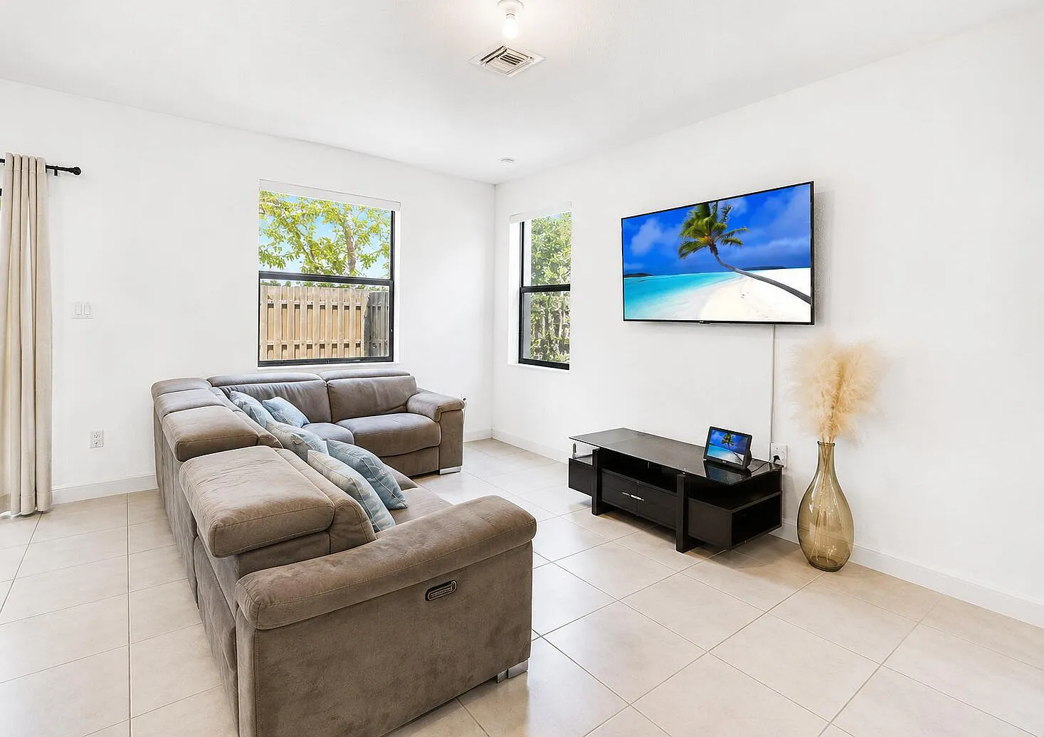 4 bed, 3.5 bath, 2086 sqft, $4,500 — Photo 3