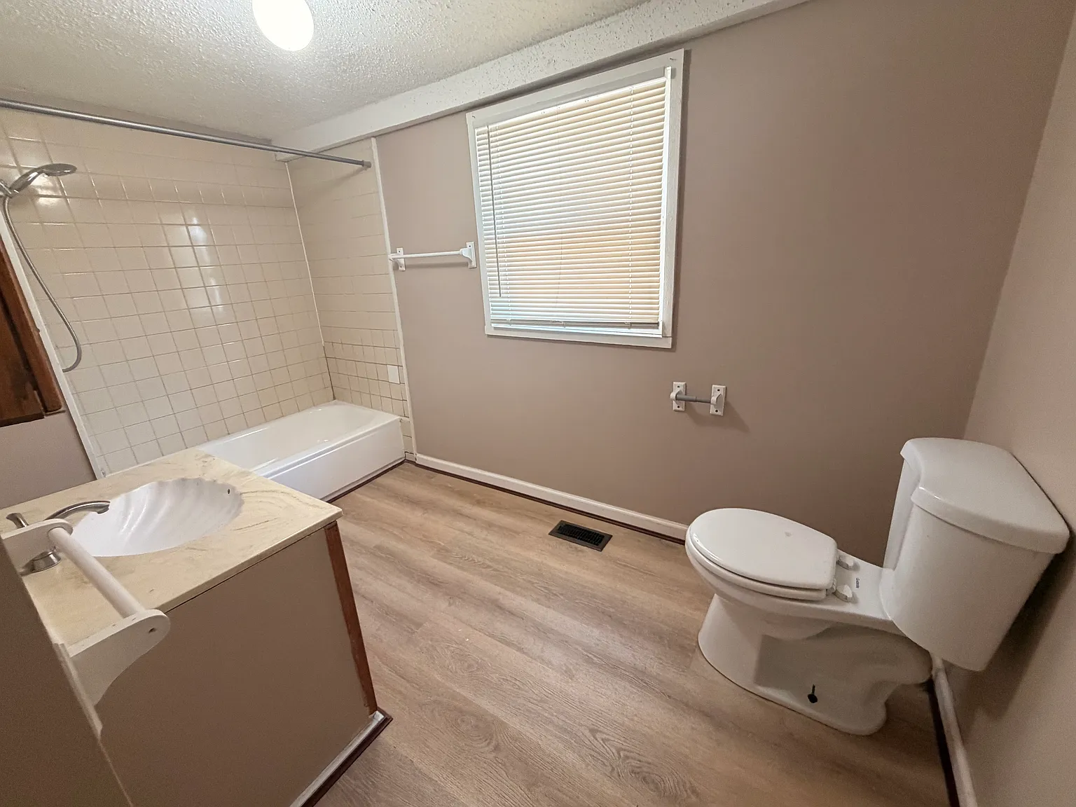 2 bed, 1100 sqft, $925 — Photo 4