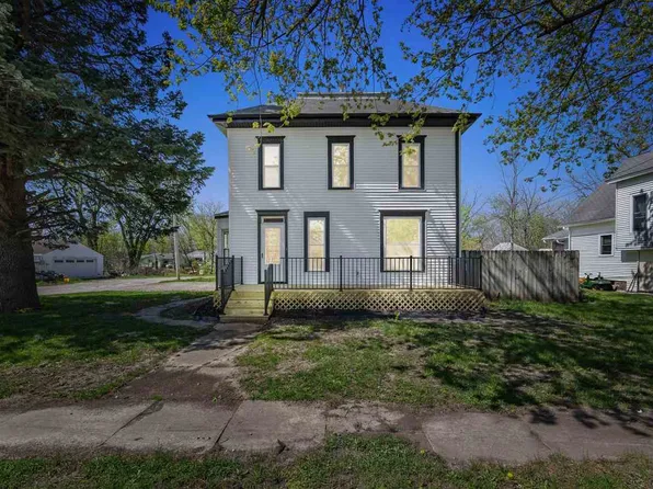 1003 Franklin St, Center Point, IA 52213