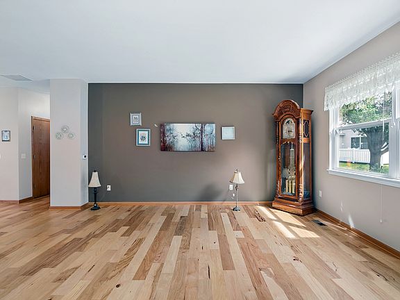 3rd image of 1561 W Cadillac Cir