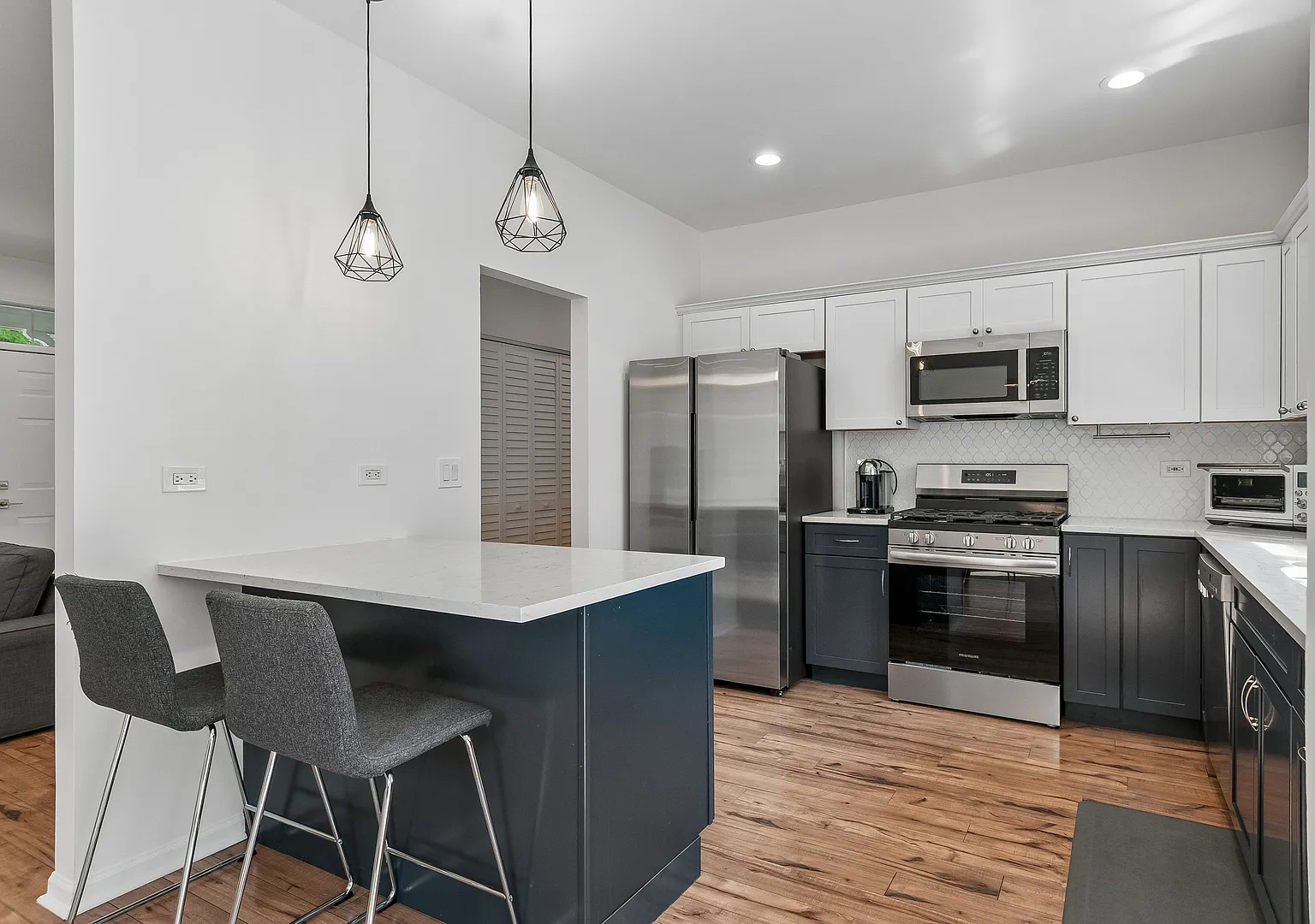 3 bed, 1376 sqft, $3,100 — Photo 2