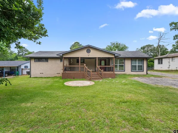 135 Gardner Dr, Palestine, TX 75803