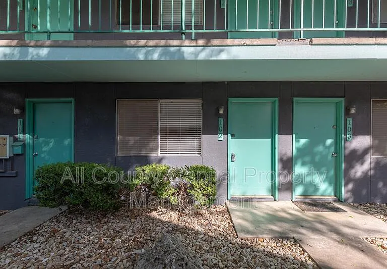502 W 35th St #105 — Photo 15