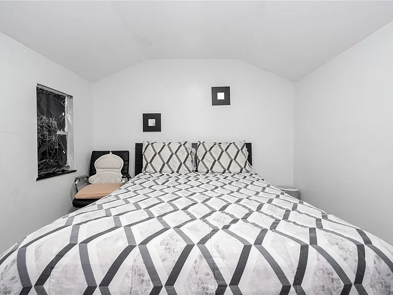 1594 Frances St — Photo 44