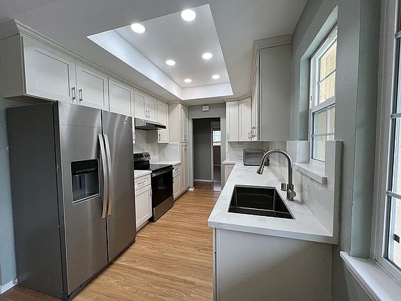 4th image of 1573 Walkingshaw Way