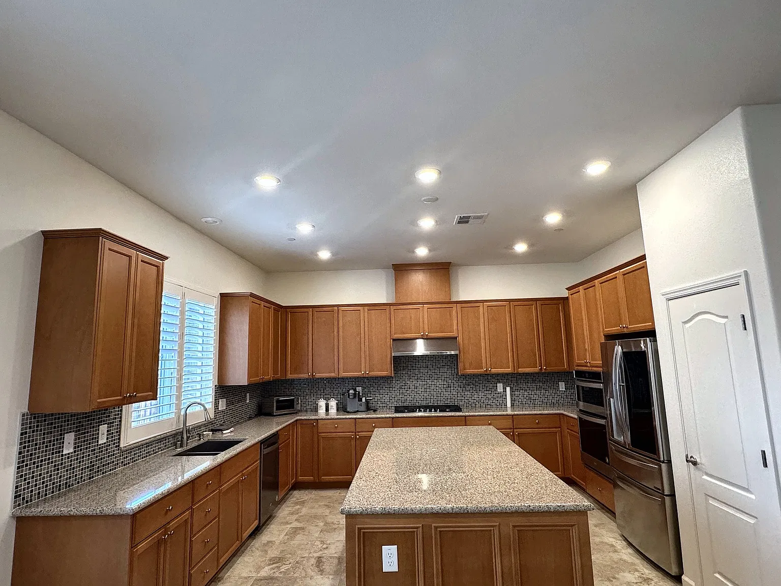 5 bed, 3.5 bath, 2717 sqft, $6,500 — Photo 2