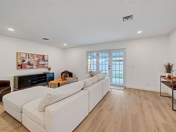 3rd image of 1924 Wengert Ave