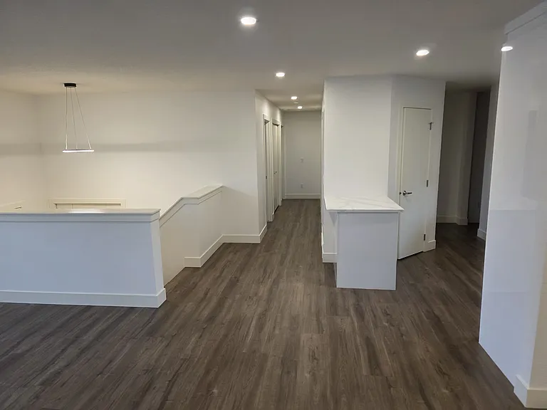 908 Canford Cres SW — Photo 4