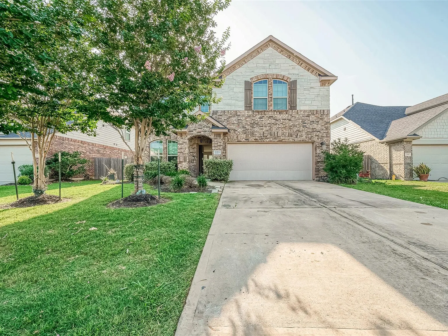 4 bed, 2.5 bath, 2645 sqft, $2,400 — Photo 1