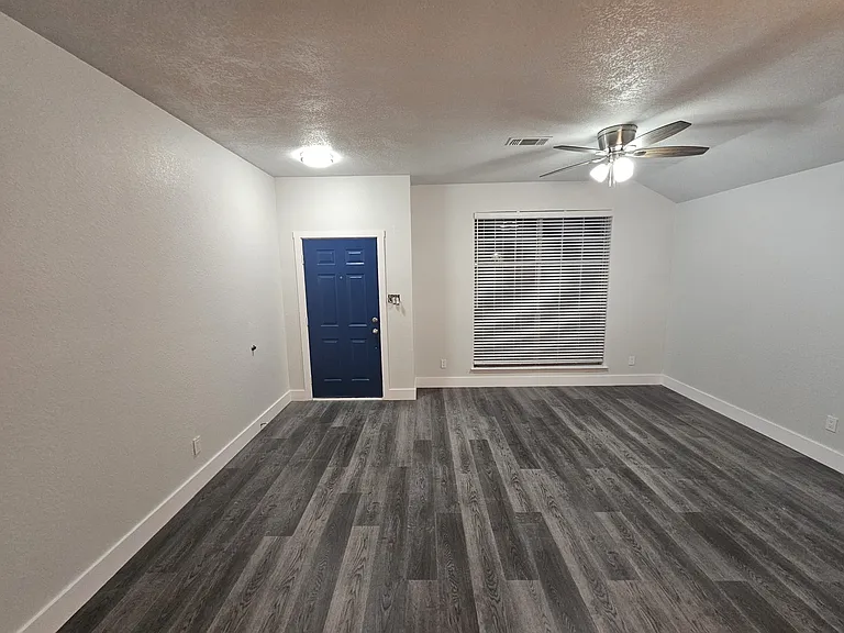 919 Crestwood Dr — Photo 13