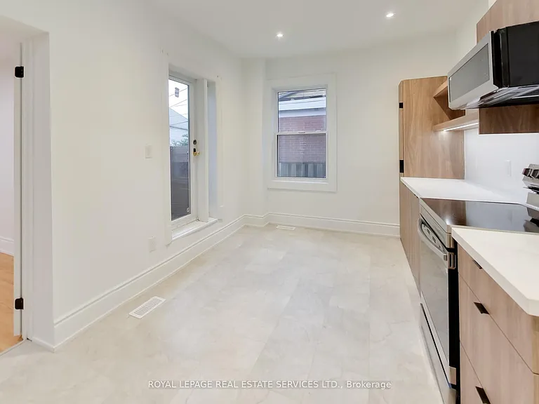 218 Montrose Ave — Photo 16
