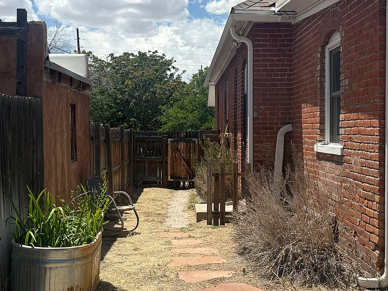 Private side yard