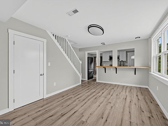 3rd image of 833 W 2nd St